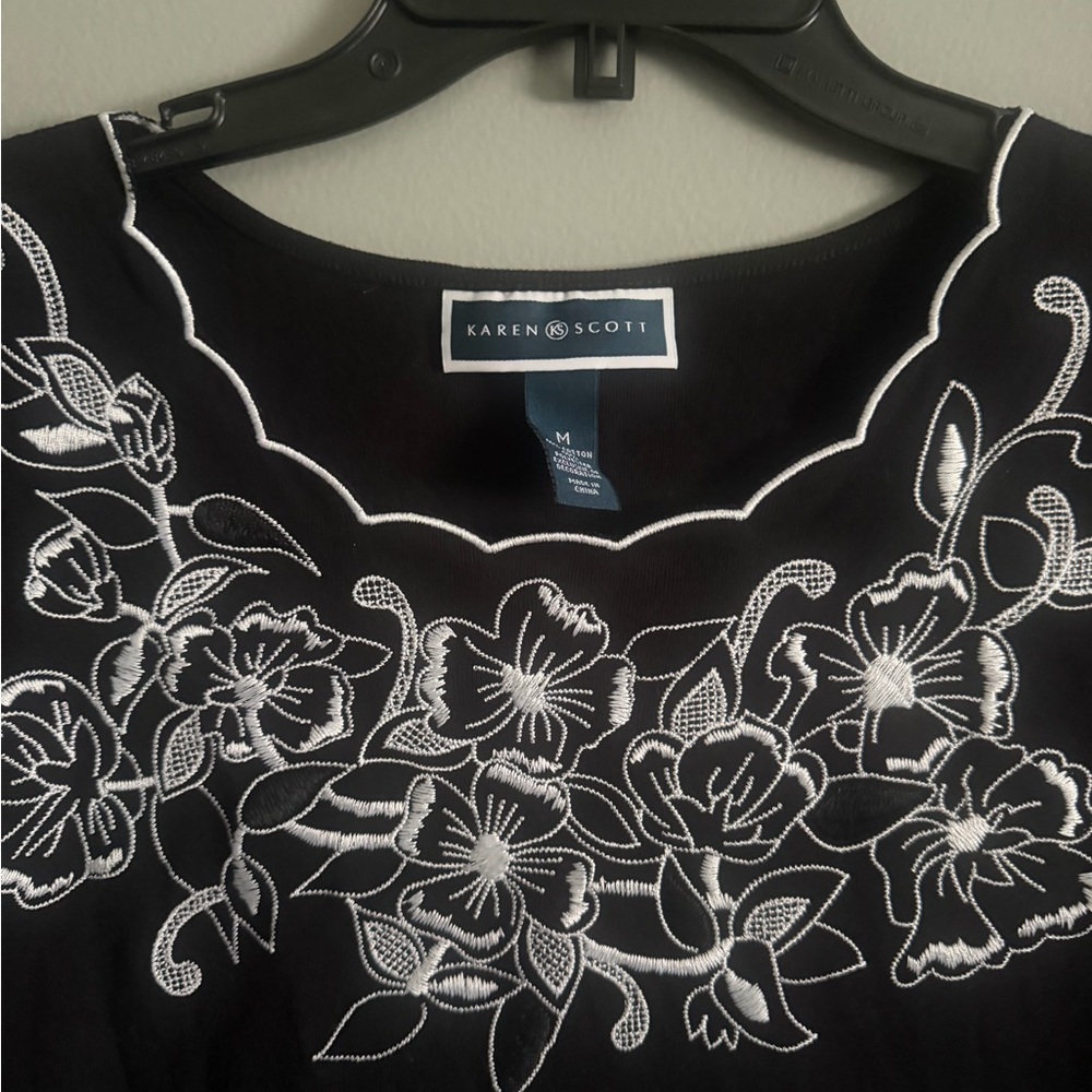 Karen Scott Medium Black Floral Embroidered scalloped collar short sleeve NWT - Picture 2 of 7